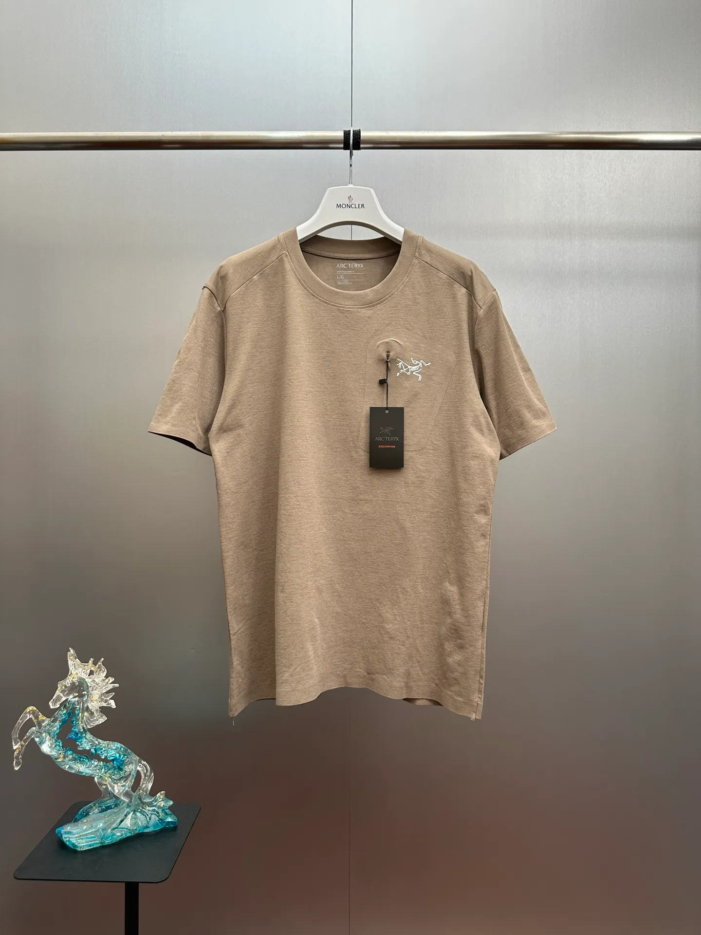 ARC‘TERYX/ 2026 New Arrival T ： Breathable ， ， ， ， 。 ：Classic ， ； ， ； ， 。 ： ， ， Versatile。 ， 、 、 。 ， ， ！ ：Black，White，Green，Brown Sizes：L-3x L